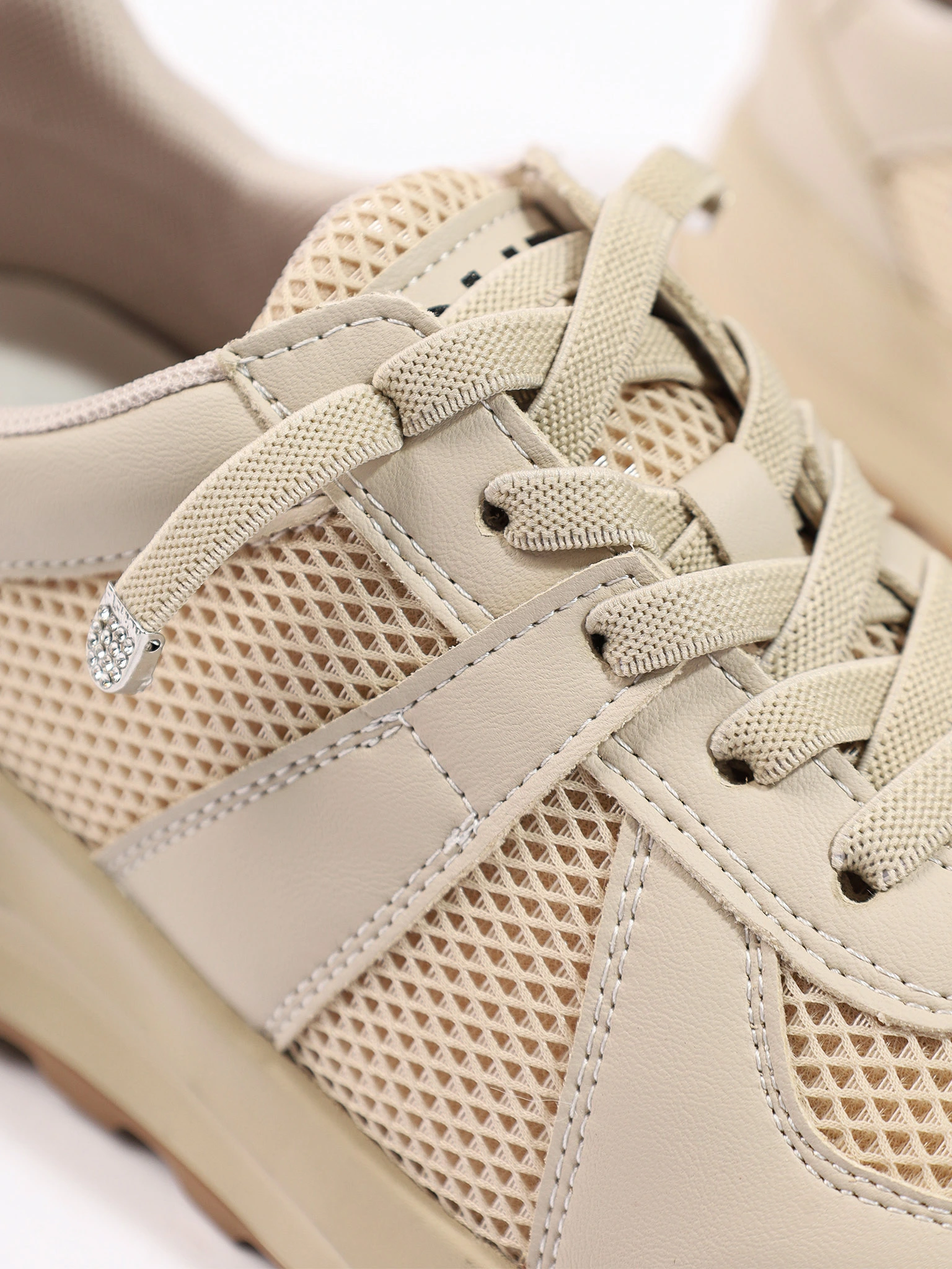 Кроссовки комбинированные бежевого цвета на средней подошве